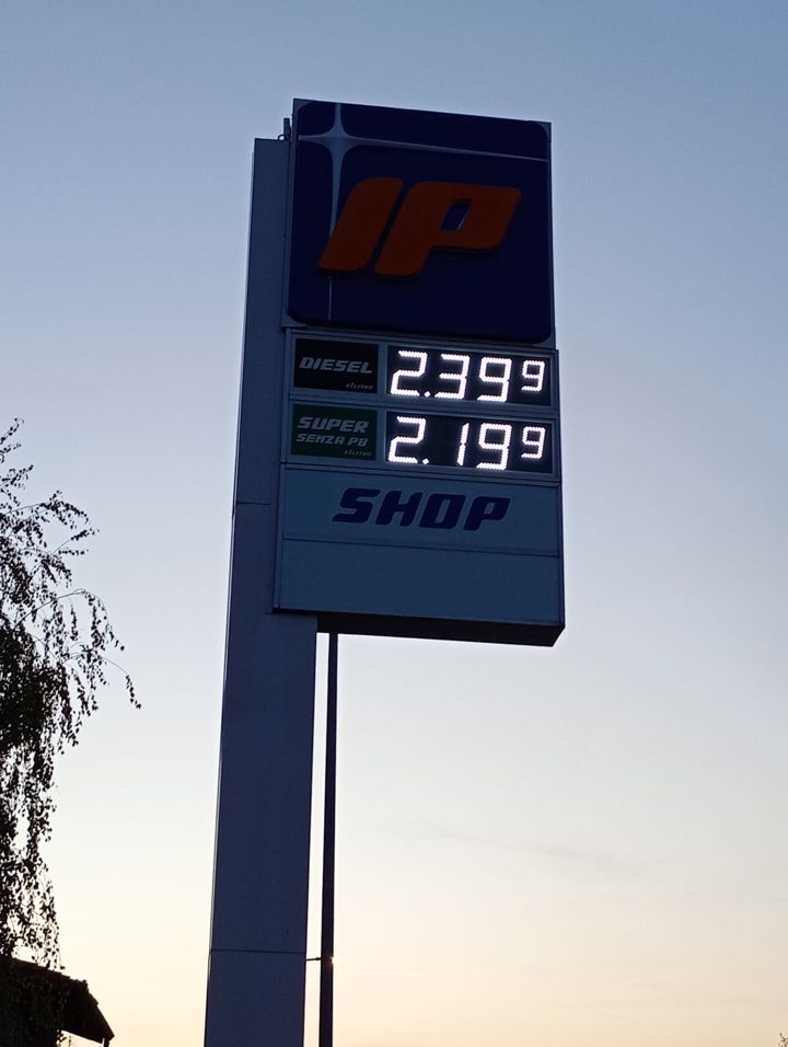 Cartello prezzi di un distributore IP: diesel 2,399 euro al litro, super senza piombo 2,199 euro al litro